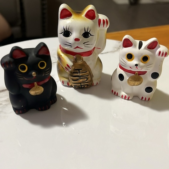 MANEKI NEKO BECKONING CATS Pottery Black & White, Set of 2 & 1 lg. Cat Trinkets - Picture 5 of 5